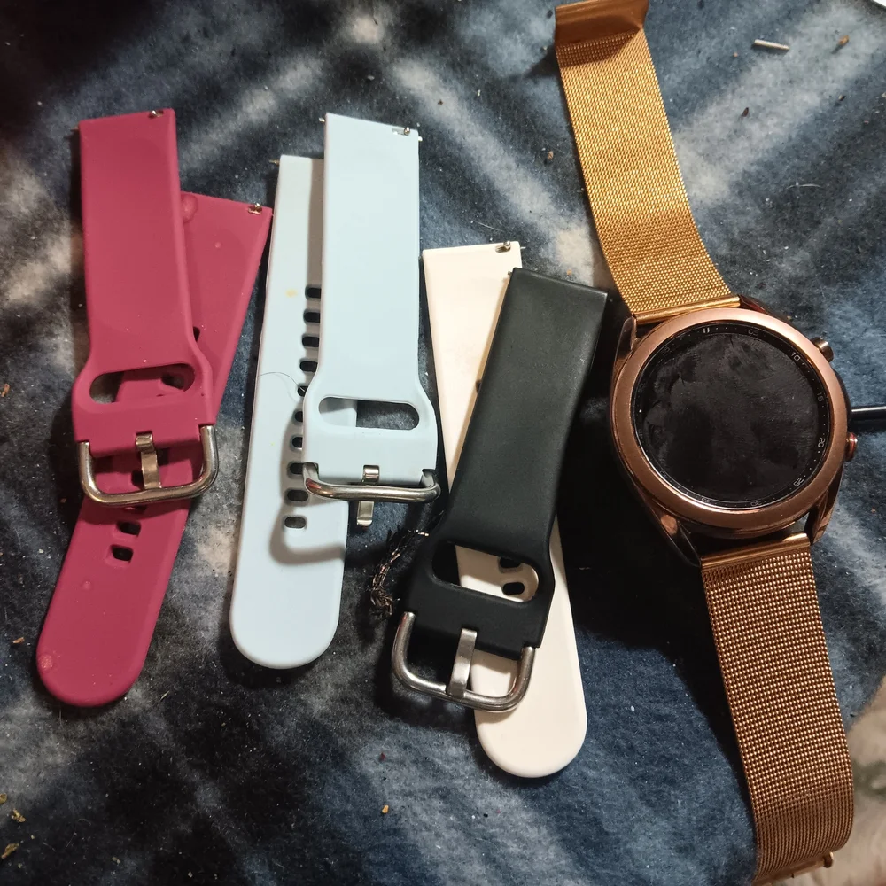 Samsung Gold Smartwatch with Mesh Strap - Picture 2 of 2